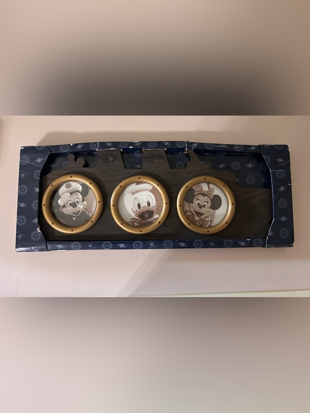 2018 Disney Cruise Line Wooden Ship Porthole Photo Frame-NWT